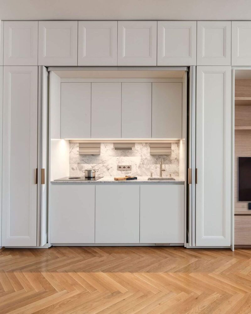 El concepto permite que la cocina se transforme a la perfección en un espacio habitable, convirtiéndose en una pared continua