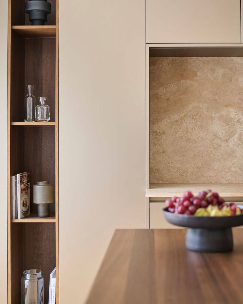 Fronten aus Aluminium Bronze und Raucheiche-Furnier betonen die klare, hochwertige Gestaltung.